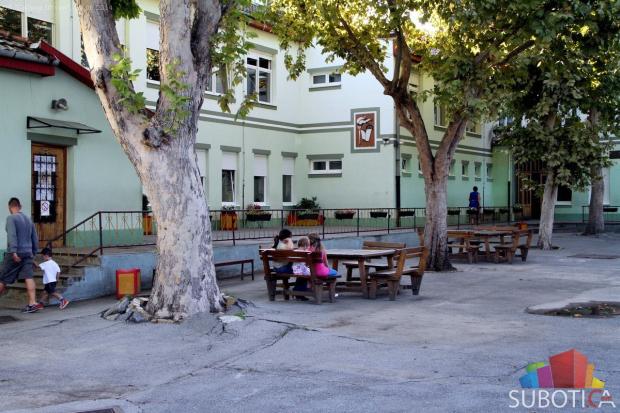 Dečak teže povređen na času fizičkog u OŠ "Sečenji Ištvan"