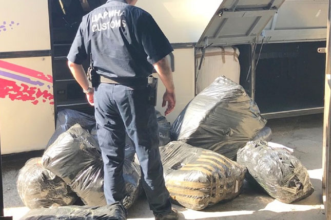 Presretnut autobus prepun garderobe falsifikovanih brendova namenjenih za prodaju na Buvljaku