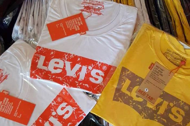 Presretnut autobus prepun garderobe falsifikovanih brendova namenjenih za prodaju na Buvljaku