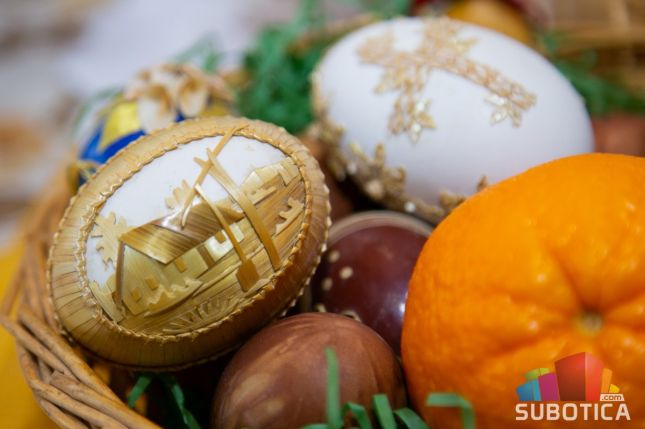 Uskrs po gregorijanskom kalendaru - familija se okuplja oko svečane trpeze, najmlađi čekaju zeca