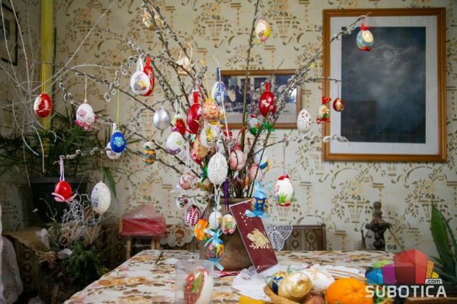 Uskrs po gregorijanskom kalendaru - familija se okuplja oko svečane trpeze, najmlađi čekaju zeca