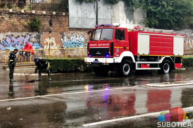 Vatrogasci spasili devet putnika iz kombija tokom jučerašnjeg nevremena