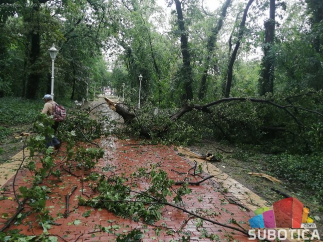 Vatrogasci spasili devet putnika iz kombija tokom jučerašnjeg nevremena