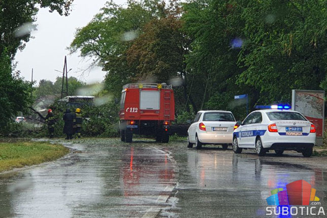 Vatrogasci spasili devet putnika iz kombija tokom jučerašnjeg nevremena