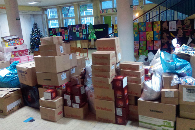 Organizacija "Svi za Kosmet" prikupljala poklon paketiće za decu iz enklava sa Kosova i Metohije
