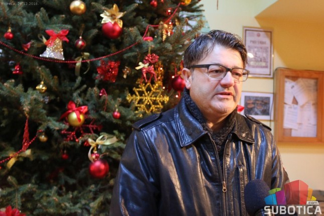 Ljubitelji odbojke sakupili slatke paketiće za decu Kolevke