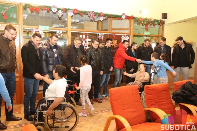 Ljubitelji odbojke sakupili slatke paketiće za decu Kolevke