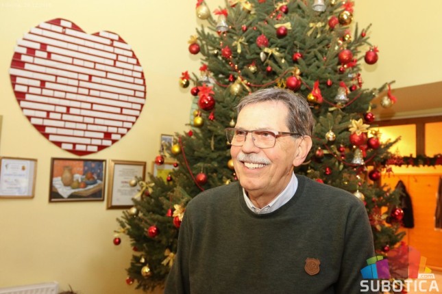 Ljubitelji odbojke sakupili slatke paketiće za decu Kolevke