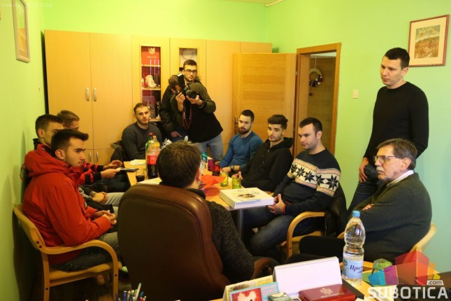 Ljubitelji odbojke sakupili slatke paketiće za decu Kolevke