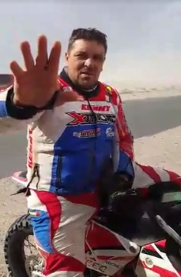 Sagmajster ponovo polomio šaku, ali nastavlja Dakar