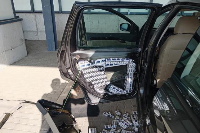 Sprečen pokušaj krijumčarenja preko 5.500 paklica cigareta