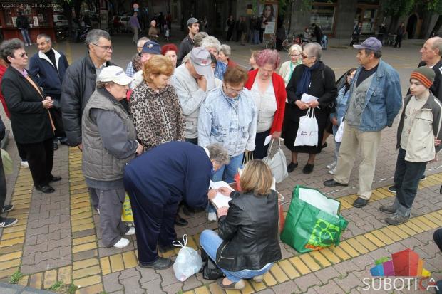 Nezadovoljni mlekari delili mleko