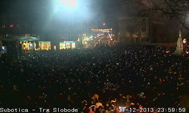 Oko 4.000 Subotičana dočekalo Novu godinu na Gradskom trgu uz pesmu i vatromet