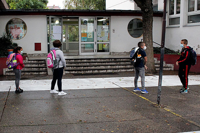 Đaci se vraćaju u školske klupe