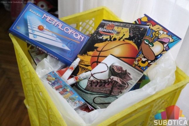 Crveni krst sa donatorima obezbedio 59 paketa školskog pribora za socijalno ugroženu decu