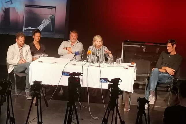 "Kad te bog ritne u stomak" - predstava o Gezi Čatu na sceni pozorišta "Deže Kostolanji"