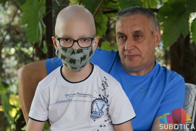 Osmogodišnji Leon Đaković pobeđuje u teškoj borbi