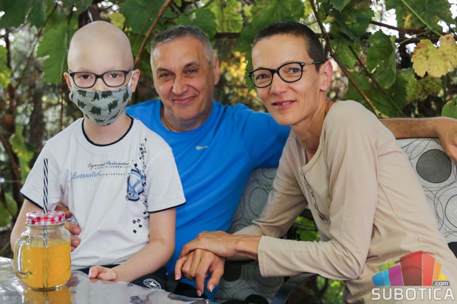 Osmogodišnji Leon Đaković pobeđuje u teškoj borbi