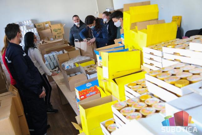 Volonteri spremili pakete hrane za 400 socijalno ugroženih porodica, podela počinje sutra