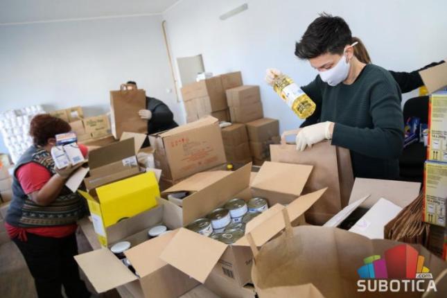 Volonteri spremili pakete hrane za 400 socijalno ugroženih porodica, podela počinje sutra