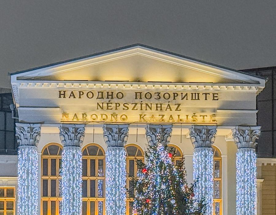 Početno slovo "N" postavljeno naopako na fasadi Narodnog pozorišta