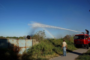 Gorelo rastinje u krugu bivše fabrike Zorka