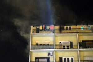 Požar u stambenoj zgradi i uspešna intervencija vatrogasaca