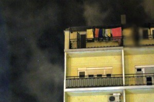 Požar u stambenoj zgradi i uspešna intervencija vatrogasaca