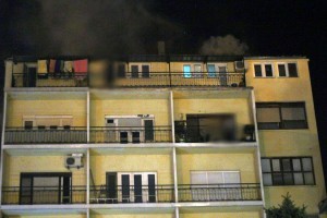 Požar u stambenoj zgradi i uspešna intervencija vatrogasaca