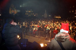 Doček Nove godine na Gradskom trgu -  Ex-Yu bend, vatromet i valcer