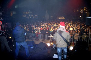 Doček Nove godine na Gradskom trgu -  Ex-Yu bend, vatromet i valcer