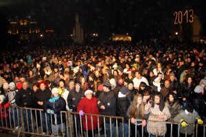 Doček Nove godine na Gradskom trgu -  Ex-Yu bend, vatromet i valcer