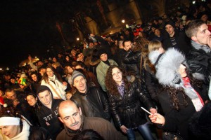 Doček Nove godine na Gradskom trgu -  Ex-Yu bend, vatromet i valcer