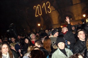 Doček Nove godine na Gradskom trgu -  Ex-Yu bend, vatromet i valcer