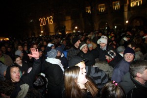 Doček Nove godine na Gradskom trgu -  Ex-Yu bend, vatromet i valcer