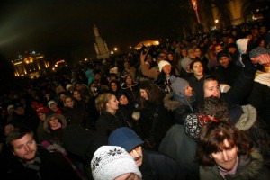 Doček Nove godine na Gradskom trgu -  Ex-Yu bend, vatromet i valcer