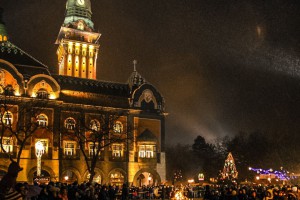 Osveštanje i paljenje badnjaka na Trgu
