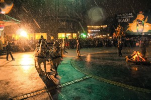 Osveštanje i paljenje badnjaka na Trgu