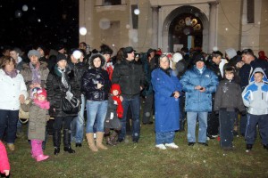 Osveštanje i paljenje badnjaka na Trgu