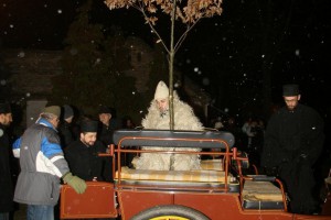 Osveštanje i paljenje badnjaka na Trgu