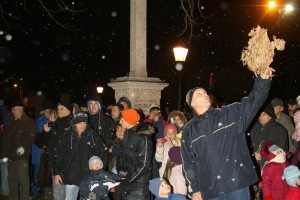Osveštanje i paljenje badnjaka na Trgu