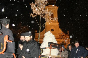 Osveštanje i paljenje badnjaka na Trgu