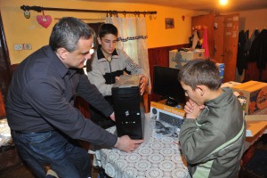 Nova akcija "Srce za decu": Ceca Kitić posetila porodice Vukotić i Kuktin (foto: Oliver Bunić)