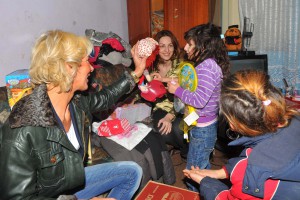 Nova akcija "Srce za decu": Ceca Kitić posetila porodice Vukotić i Kuktin (foto: Oliver Bunić)