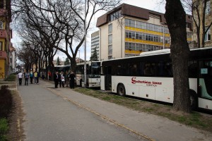 Polazak simpatizera SNS i ostalih zainteresovanih na protestni skup "Stop razbijanju Srbije"