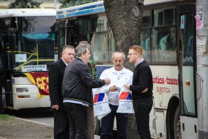 Polazak simpatizera SNS i ostalih zainteresovanih na protestni skup "Stop razbijanju Srbije"