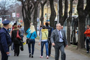 Polazak simpatizera SNS i ostalih zainteresovanih na protestni skup "Stop razbijanju Srbije"
