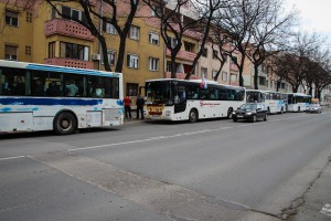 Polazak simpatizera SNS i ostalih zainteresovanih na protestni skup "Stop razbijanju Srbije"