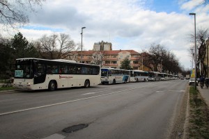 Polazak simpatizera SNS i ostalih zainteresovanih na protestni skup "Stop razbijanju Srbije"