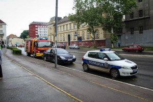 Saobraćajka na raskrsnici: Vatrogasno vozilo u intervenciji i putničko vozilo